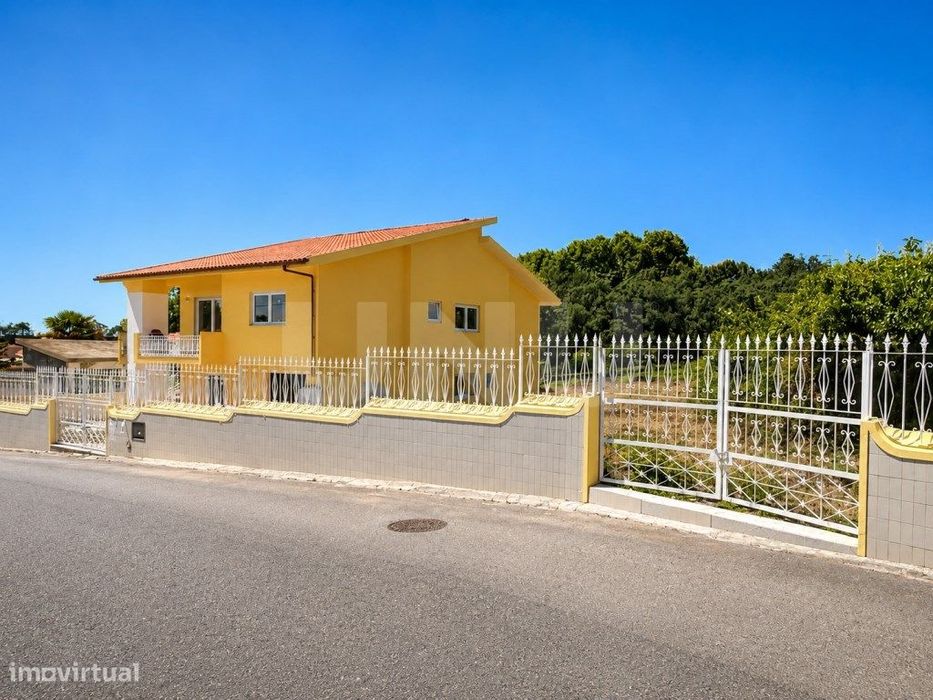 Detached T3 House with Land and Garage in Santa Maria de Lamas, S...