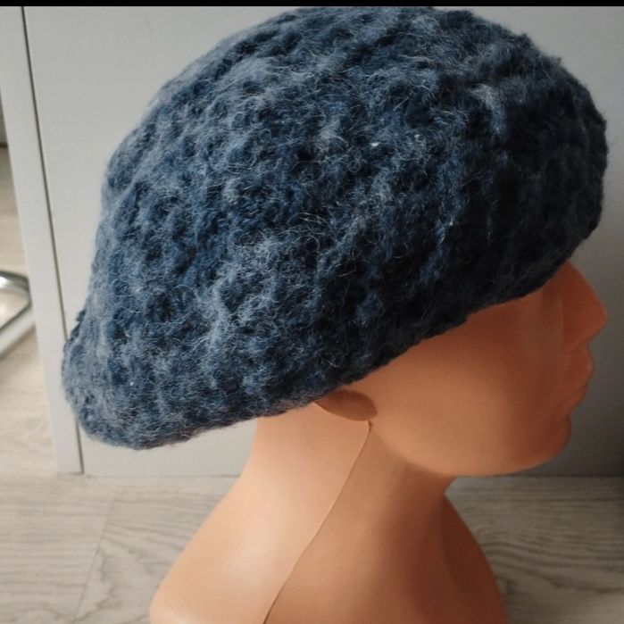 Stylowy granatowy beret damski – ciepły i elegancki!