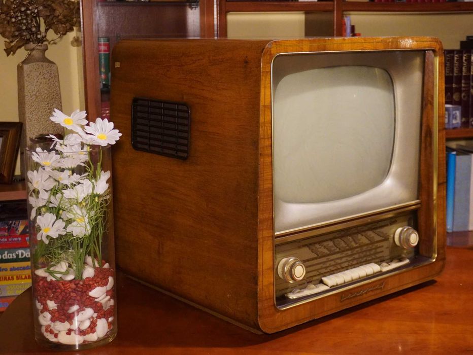 Televisão com Rádio Vintage (Graets Landgraf F39)