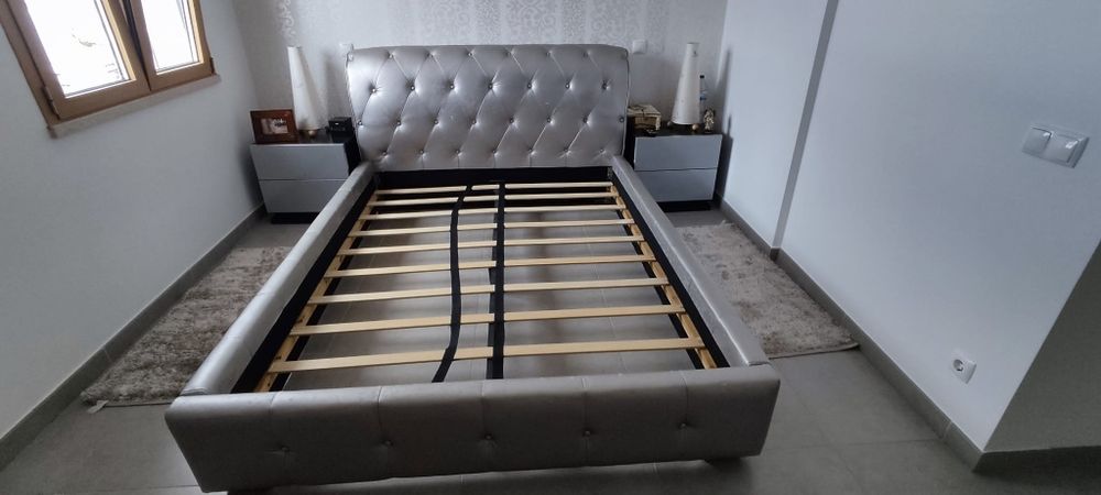 Conjunto mesinha de cabeceira e cama com estrado