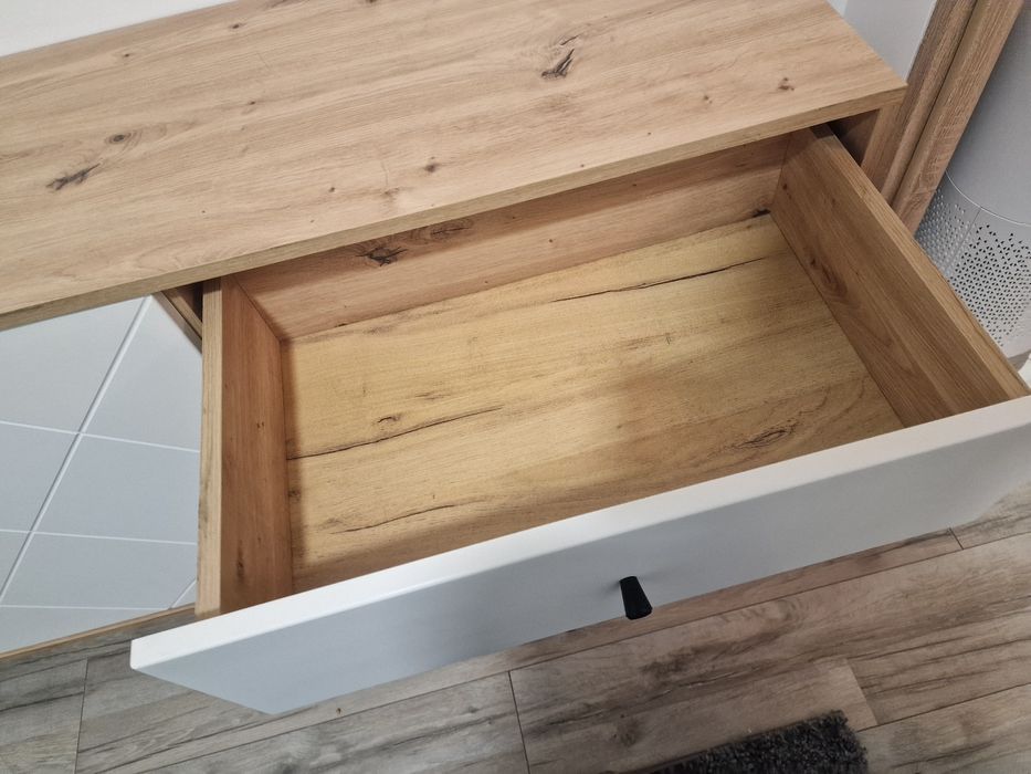 Biało drewniana komoda