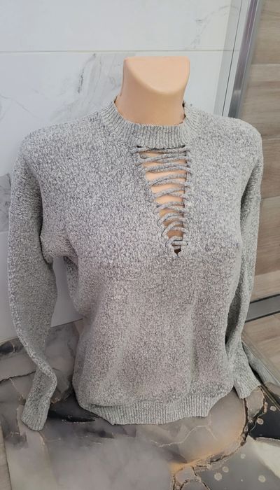 Piękny szary sweter na jesień S sweter ciepły z ozdobnym dekoltem
