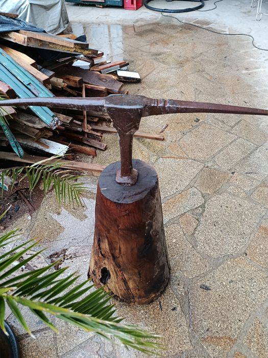 Bigorna  muito antiga