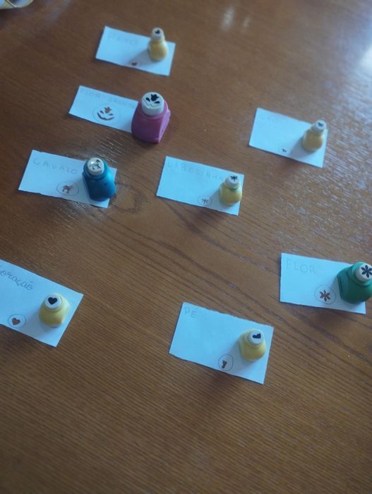 Caixa com furadores em muito bom estado