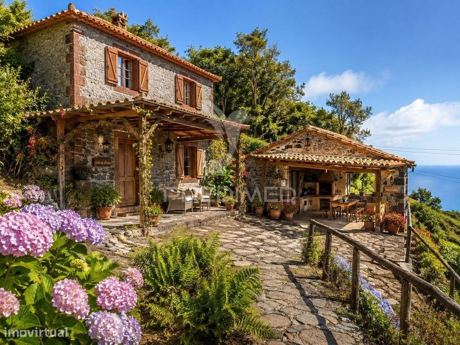 Moradia + Palheiro para Reconstrução | 750 m² de Terreno | À Beira...