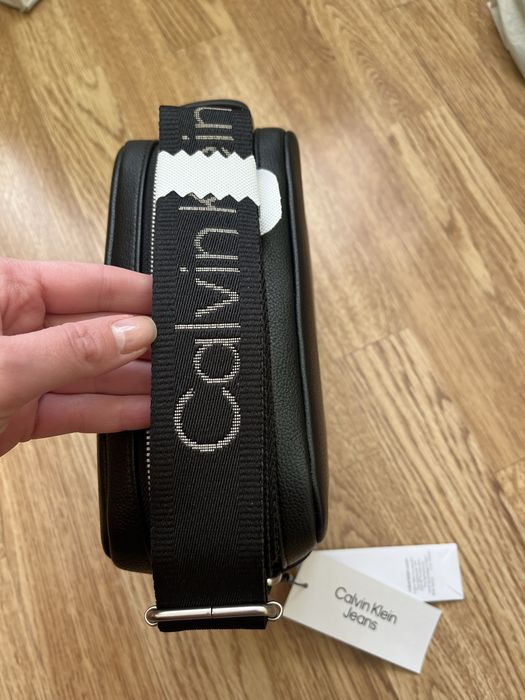 Продам сумку Calvin Klein, оригінал, широкий ремінь