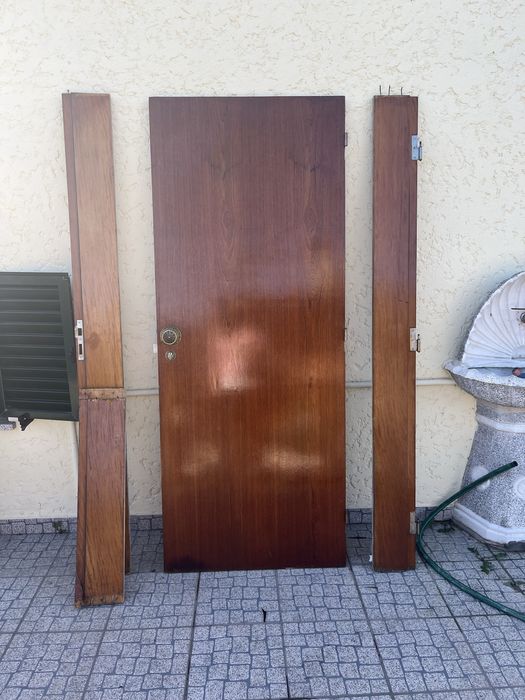 Vendo porta em mogno com aro