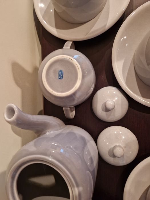 Serviço de chá "Vista Alegre" - 4 chávenas e pires, bule e açucareiro