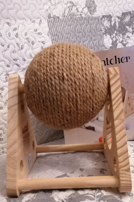 Nowy drapak dla kota, obrotowa kula