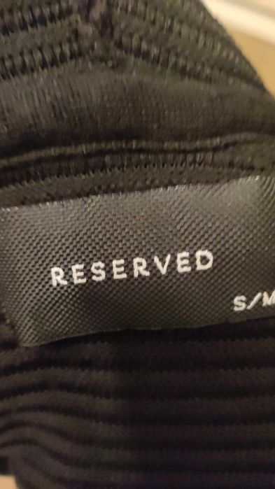 Czarny, długi sweter męski marki Reserved