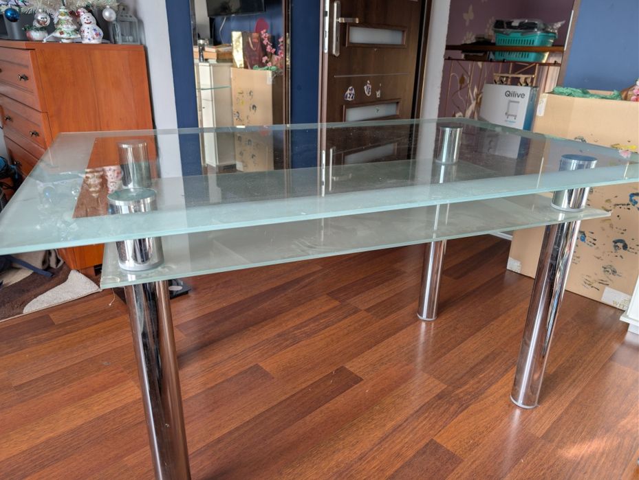 Duży szklany stół