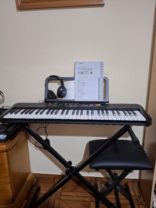 Piano Yahama F52 c/suporte e banco