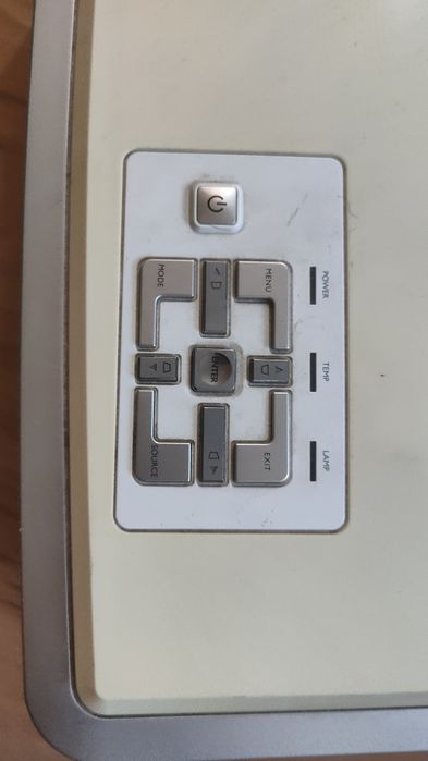 Projektor  Benq z rozwijanym  ekranem na statywie