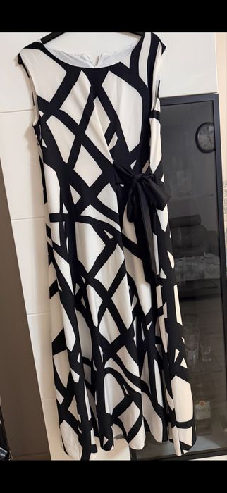 Sukienka dluga czarno biala