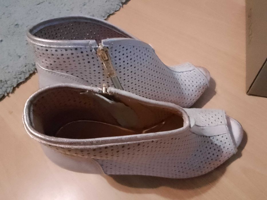 Buty na obcasie Quazi