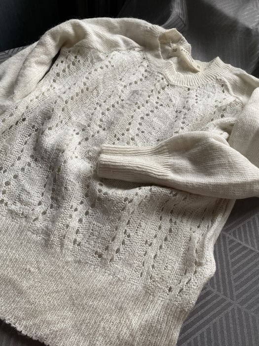 Мякий молочний светр