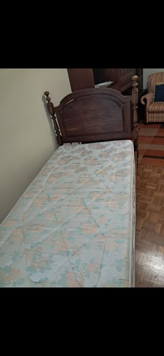 Cama de solteiro em madeira com estrado e colchão