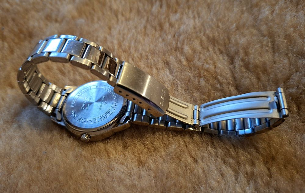 Zegarek Casio damski czarny cyferblat