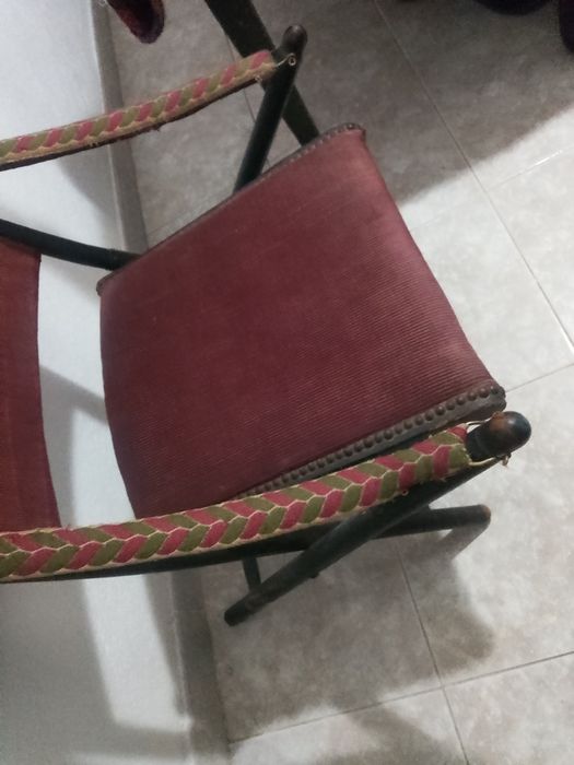 Cadeira de época forrada a veludo