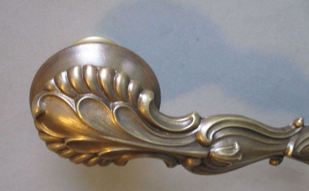 Trzy mosiężne kinkiety (Para kinkietów plus jeden = komplet).