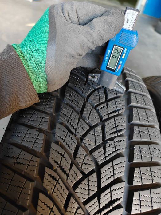 R17 225/55 шини зимові вживані імпортні GoodYear Ultraprip Performance рік25 виробництво Германія