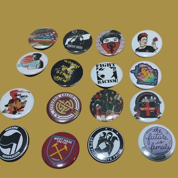 Pins 32mm futebol e politica