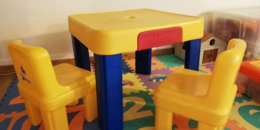 Mesa de atividades e cadeiras Chicco