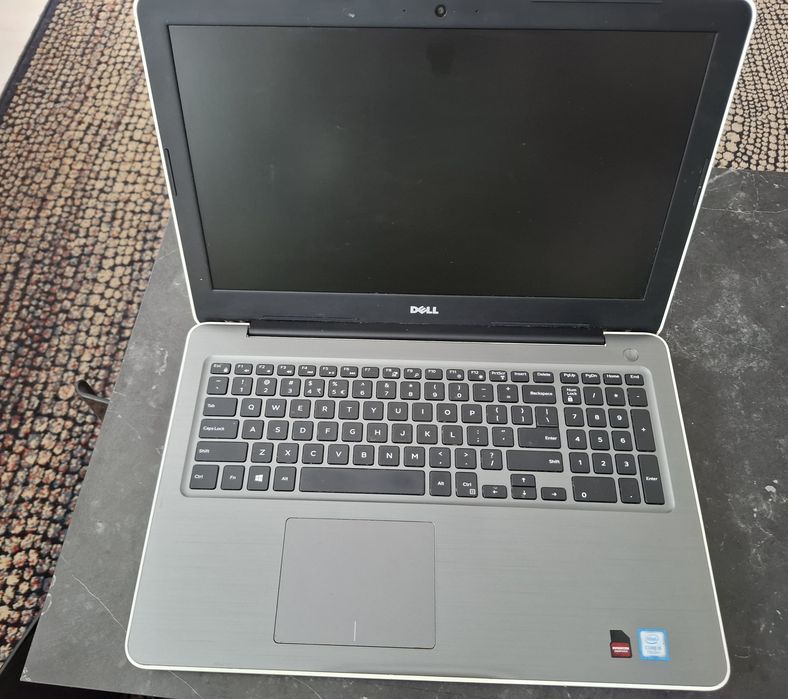 Biała obudowa laptopa DELL Inspiron z monitorem i klawiaturą zadbana
