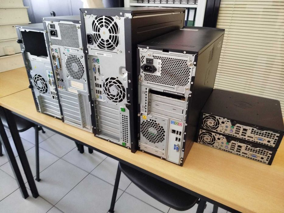 Vendo computadores antigos para peças ou reparação