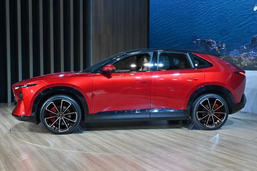 Електромобіль Mazda EZ-60 EV 600 Max Sport 2WD 2026, Crystal Soul Red, чорний салон