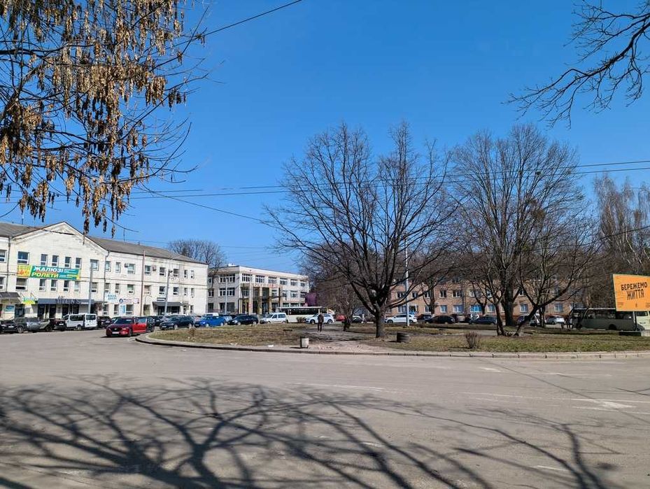 Приміщення під комерцію на зупинці транспорту