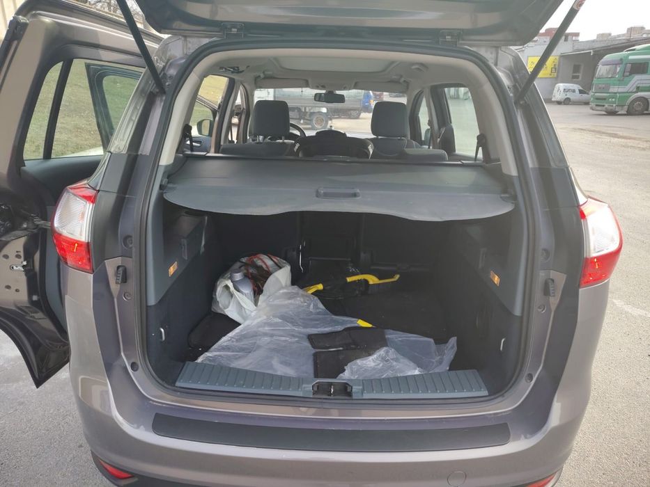 Машина Ford C-Max