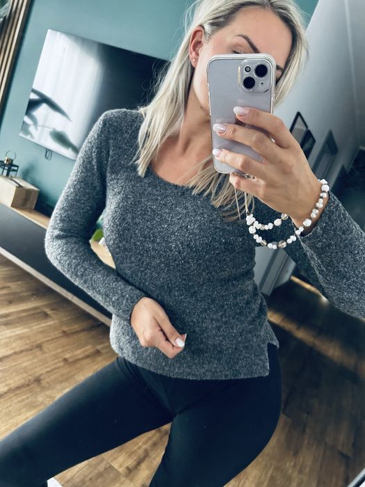 Szary sweterek wełniany z dobrym składem 37% wełna wool s 36 basic