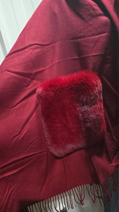 Piękny bordowy szal z kieszeniami