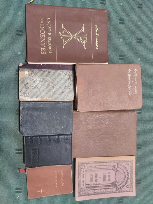 Lote 20 Livros religiosos antigos e Missais diversos