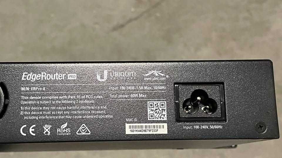 Ubiquity EdgeRouter ERPro-8 - Router de 8 portas com 2 portas SFP/RJ45 combinadas
