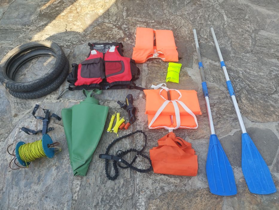 Kayak usado para pesca com acessórios