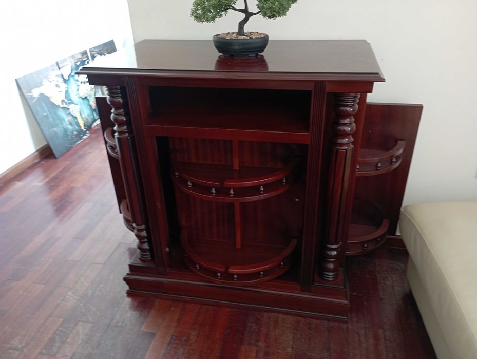 Bar antigo em madeira maciça