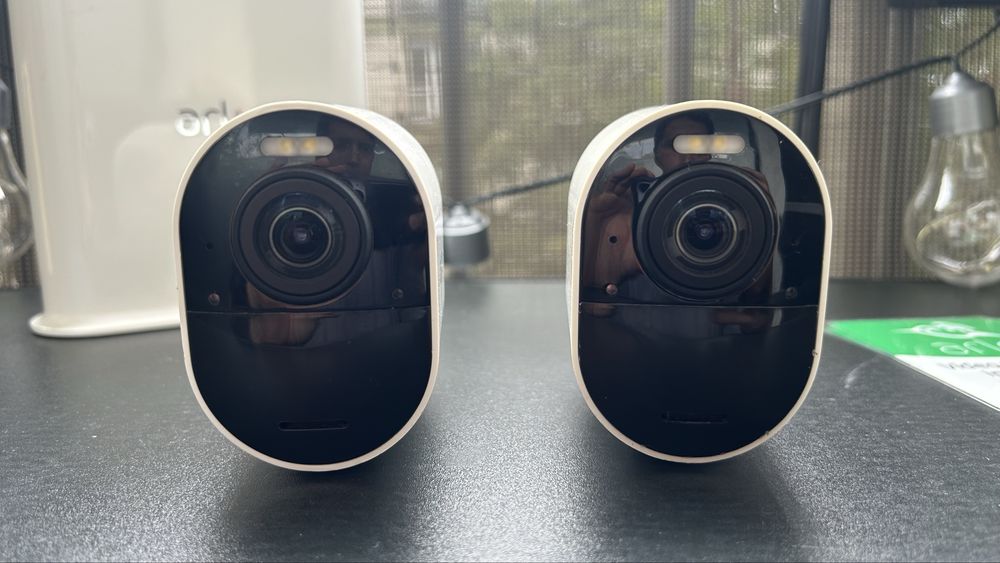 Arlo Ultra VMC5040 + stacja VMB5000 + akcesoria – zestaw monitoringu