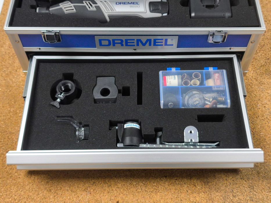 Kit Dremel 8220 Platinum Edition (Mala Alumínio) - Como Novo