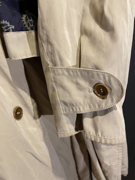 Beżowy trencz męski