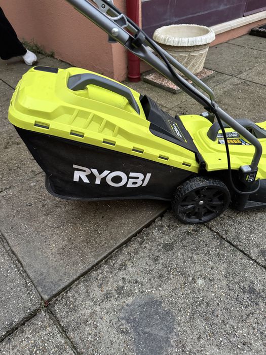 Corta-relvas elétrico RYOBY 1300W 33CM