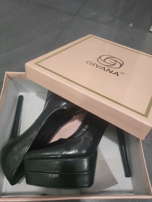 Czarne szpilki na platformie Givana