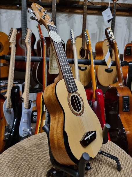 Laila UMC-2115-SM Solid Top ukulele sopranowe + super pokrowiec