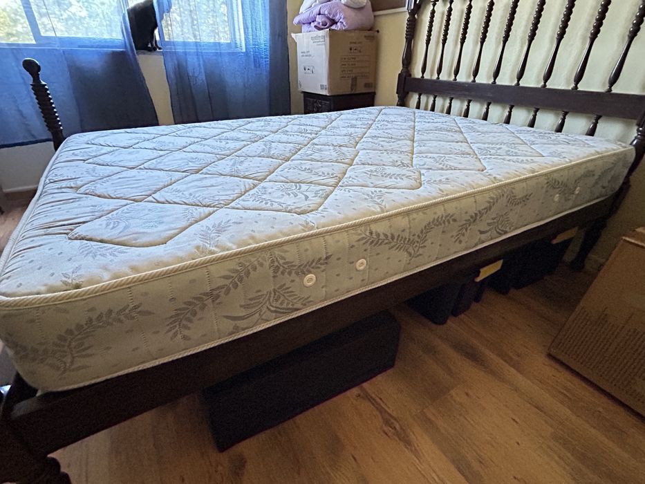 Mobilia de quarto de casal (estrutura, colchão e estrado)