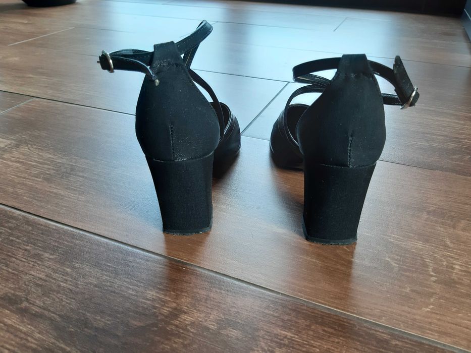 Buty czarne na obcasie