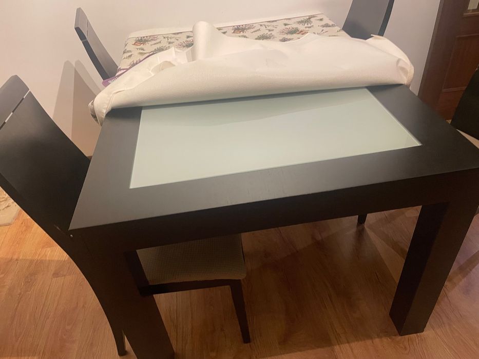 Mesa de sala de jantar com cadeiras de oferta