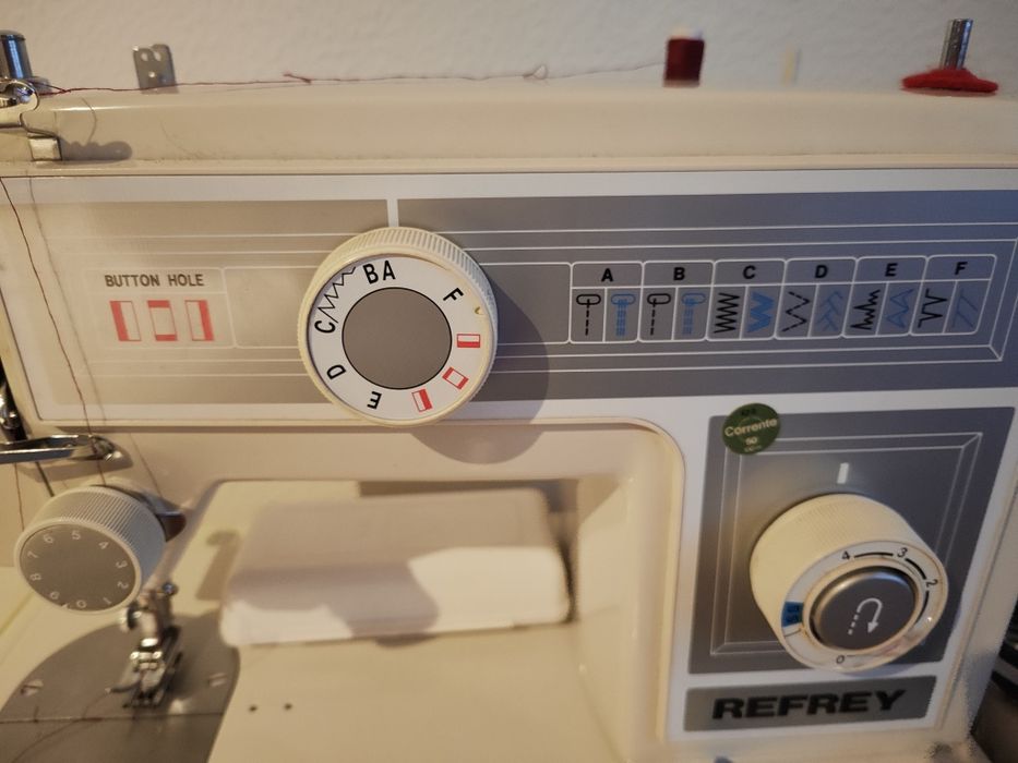 Máquina de costura Refrey ( portátil)