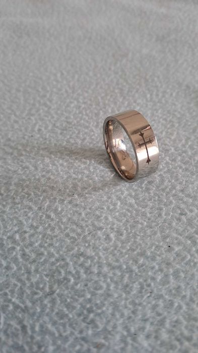 Anel masculino prateado nº 10 em aço inoxidável com cruz. Novo.