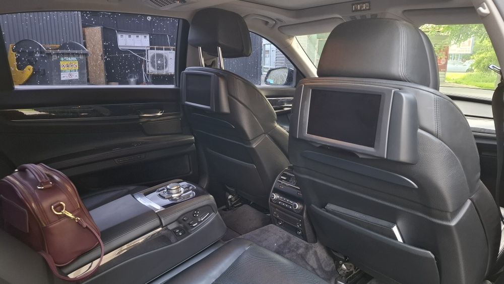 BMW 750LI 4.4 2009 года Официальная